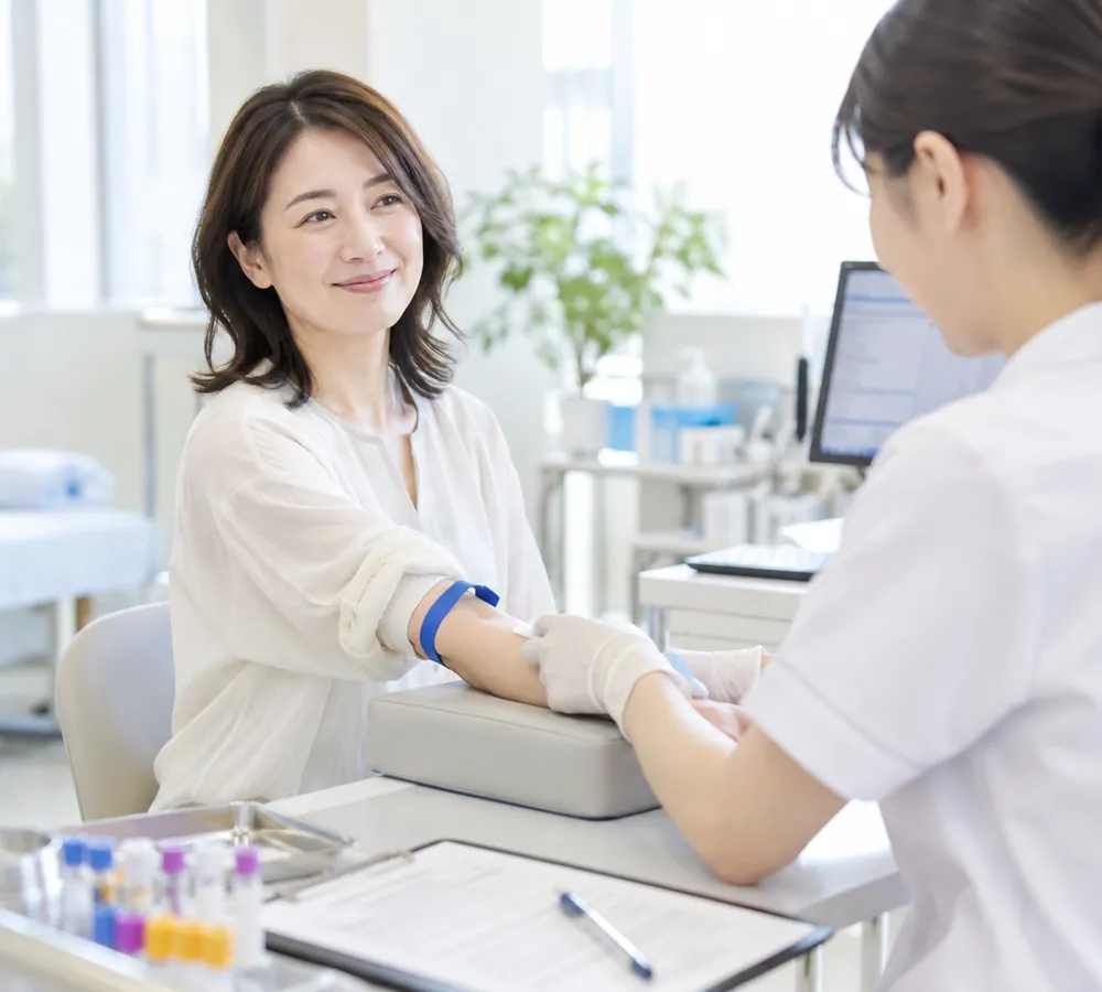倉重病院で採血を受ける受診者と看護師